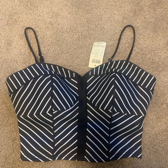 NWT PADDED ARDEN B. CROP TOP BLACK & WHITE - Picture 2 of 4